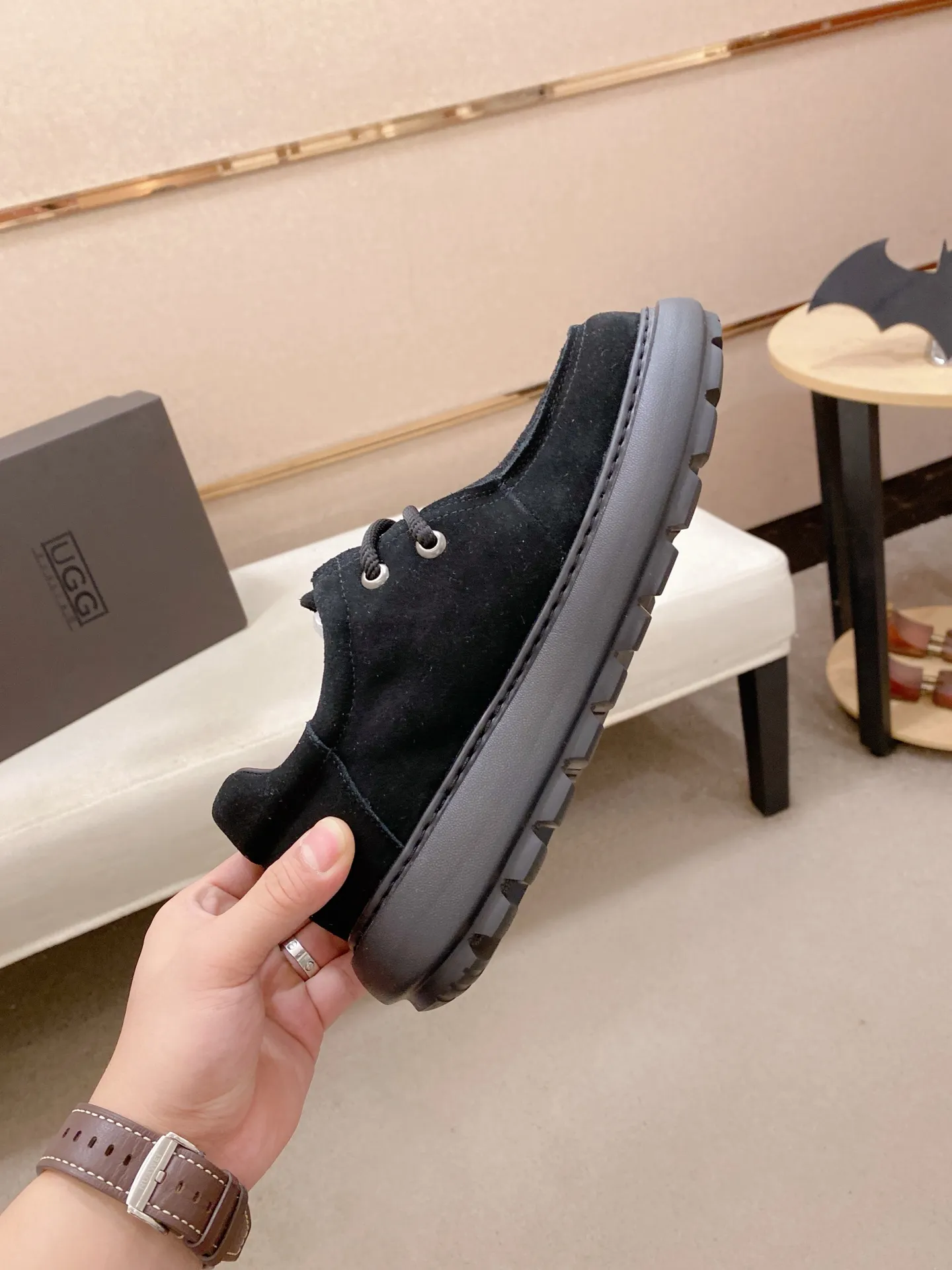 Factory price: 600💰New UGG fur-integrated men's simple and fashionable snow shoes. The most worth buying at the end of this year are warm casual shoes. Whether you are out and about at home, their comfortable and warm performance will be your most suitable fashion companion! The material is cowhide upper and imported wool is used inside. Two layers of cowhide for warmth and comfort! The eva+ rubber patch outsole is cushioned, non-slip and wear-resistant, and has good elasticity. It is light and wear-resistant, comfortable and soft, and the new simple cut is more fashionable. It has both practicality and fashion sense, so you no longer have to worry about how to match it in winter, while still maintaining your fashionable taste. High-quality genuine wool produced in Dongguan. The material depends on the details! Size: 39-40-41-42-43-44-45 sneaker size